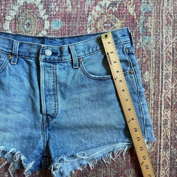 Levi’s 501 Denim Frayed Hem Women Shorts size 31 Button Fly - Picture 3 of 9